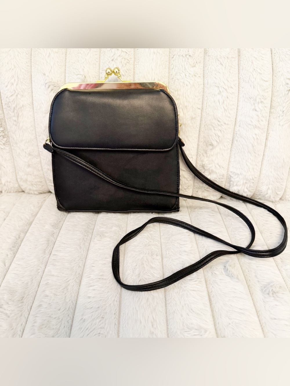 Vintage faux leather kiss lock crossbody handbag .